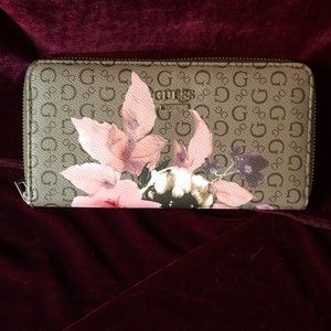 👜EUC Guess Ashville Wallet in Mocha
